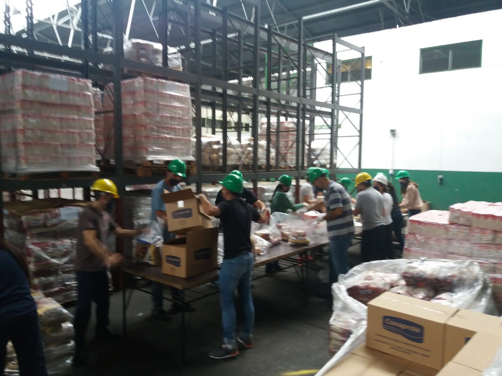Voluntarios colaboran en el armado de canastas de alimentación - 1
