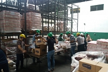 Voluntarios colaboran en el armado de canastas de alimentación - 1