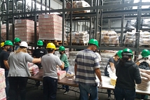 Voluntarios colaboran en el armado de canastas de alimentación - 3
