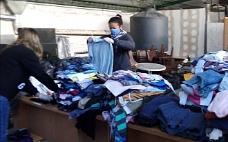 Voluntarios colaboran en clasificación de ropa para niños - 2