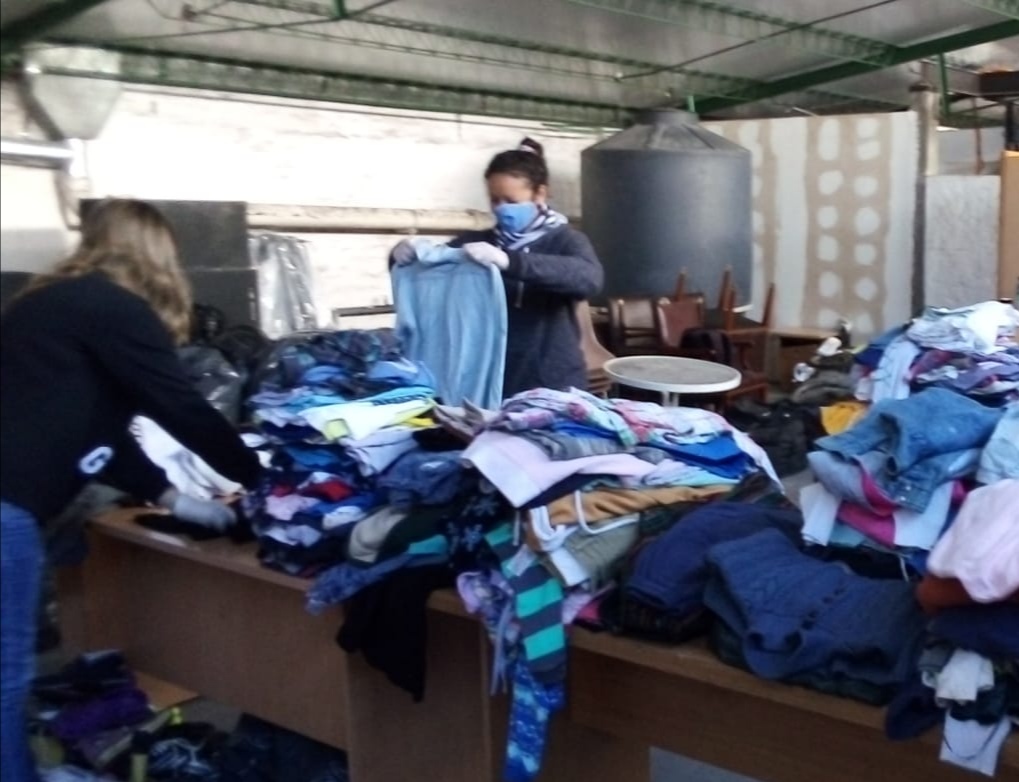 Voluntarios colaboran en clasificación de ropa para niños - 2