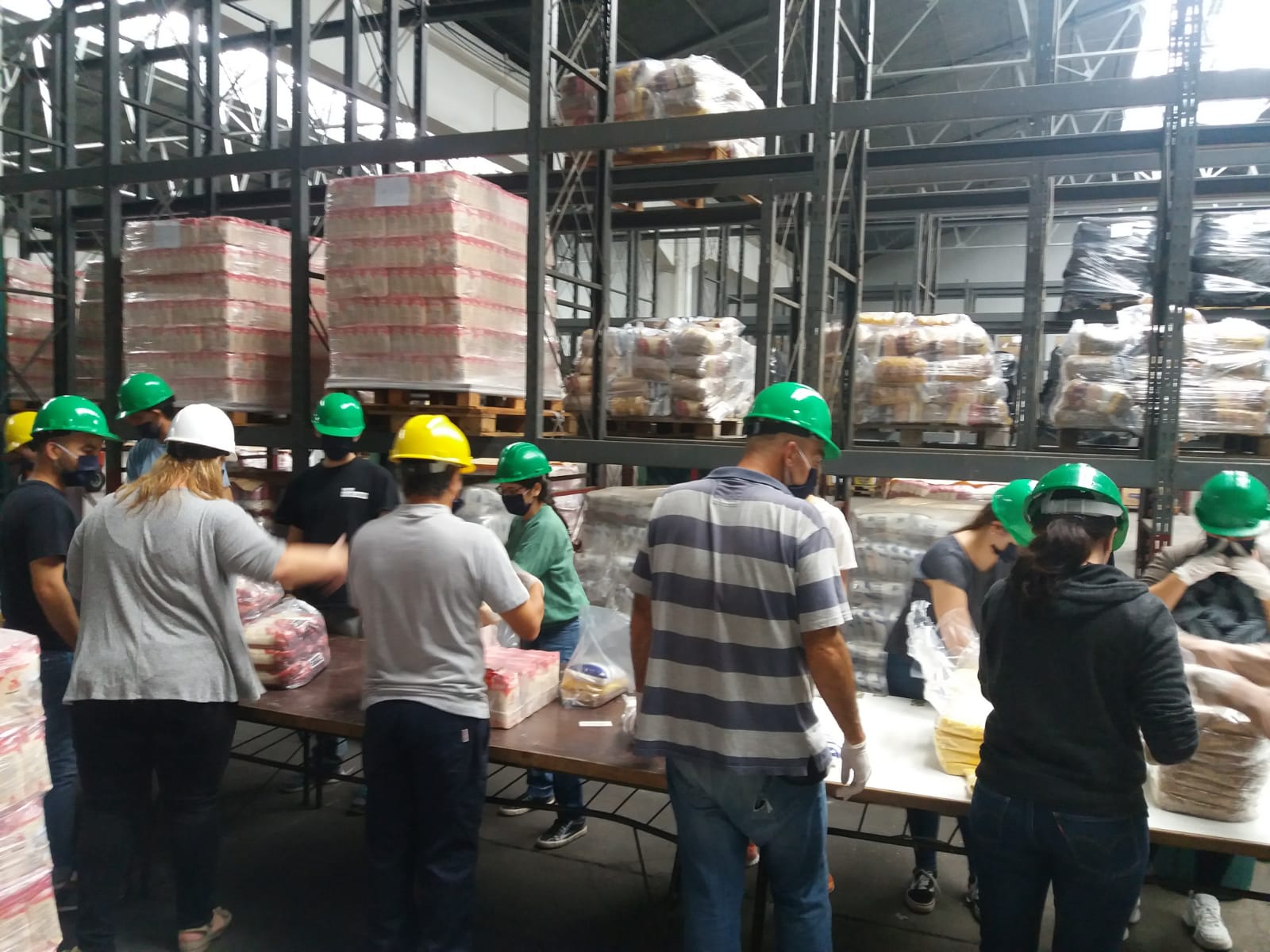 Voluntarios colaboran en el armado de canastas de alimentación - 3